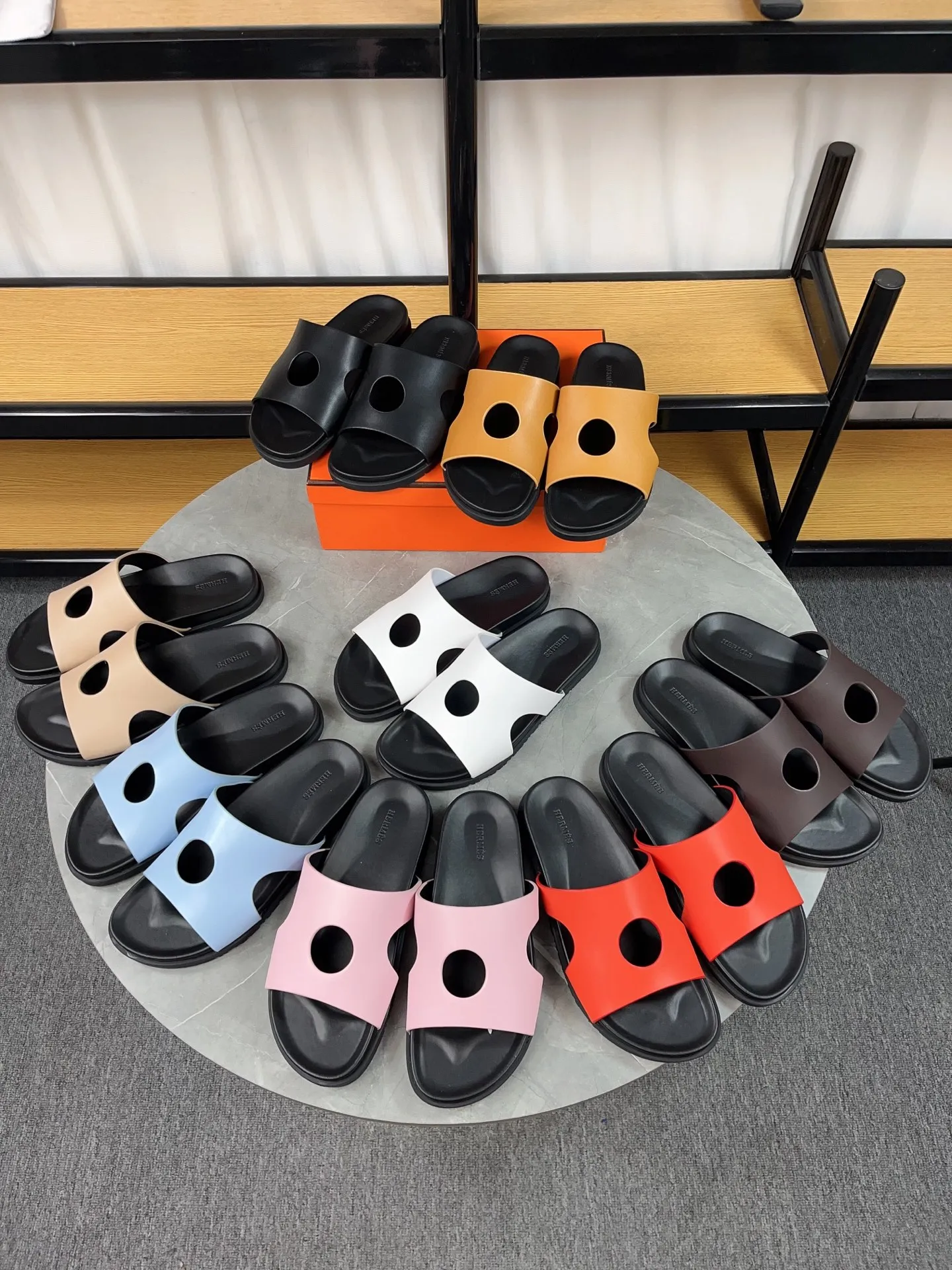 p400🐮🐮H family classic (couple style) Hermes Hermes spring and summer sandals series! Classic style, always popular slippers - sandals, great with any combination! ! ! Upper: imported PU inner lining: imported mixed sheepskin Outsole: Tpu non-slip and wear-resistant outsole Female size: 35-40 (customized at 41) Male size: 39-45 (customized at 39.45)